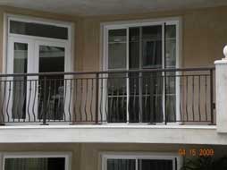 Aluminum railing with belly